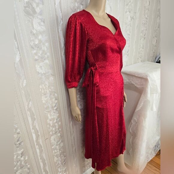 Elegant Red Midi Dress - Picture 3 of 8